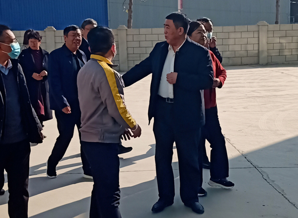 河南省農(nóng)業(yè)廳專家驗收小組對蘭考花生基地及特香型花生油加工設(shè)備進(jìn)行綠色食品加工認(rèn)證驗收(圖1) 河南省農(nóng)業(yè)廳專家驗收小組對蘭考花生基地及特香型花生油加工設(shè)備進(jìn)行綠色食品加工認(rèn)證驗收(圖1)