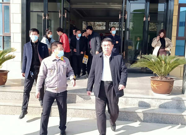 河南省農(nóng)業(yè)廳專家驗收小組對蘭考花生基地及特香型花生油加工設(shè)備進(jìn)行綠色食品加工認(rèn)證驗收(圖2) 河南省農(nóng)業(yè)廳專家驗收小組對蘭考花生基地及特香型花生油加工設(shè)備進(jìn)行綠色食品加工認(rèn)證驗收(圖2)