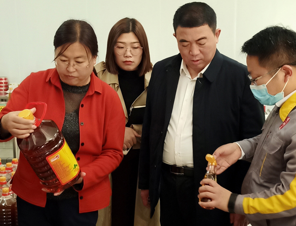 河南省農(nóng)業(yè)廳專家驗收小組對蘭考花生基地及特香型花生油加工設(shè)備進(jìn)行綠色食品加工認(rèn)證驗收(圖3) 河南省農(nóng)業(yè)廳專家驗收小組對蘭考花生基地及特香型花生油加工設(shè)備進(jìn)行綠色食品加工認(rèn)證驗收(圖3)