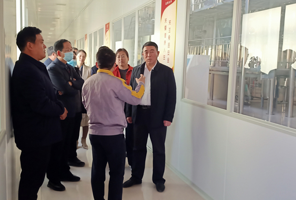 河南省農(nóng)業(yè)廳專家驗收小組對蘭考花生基地及特香型花生油加工設(shè)備進(jìn)行綠色食品加工認(rèn)證驗收(圖5) 河南省農(nóng)業(yè)廳專家驗收小組對蘭考花生基地及特香型花生油加工設(shè)備進(jìn)行綠色食品加工認(rèn)證驗收(圖5)